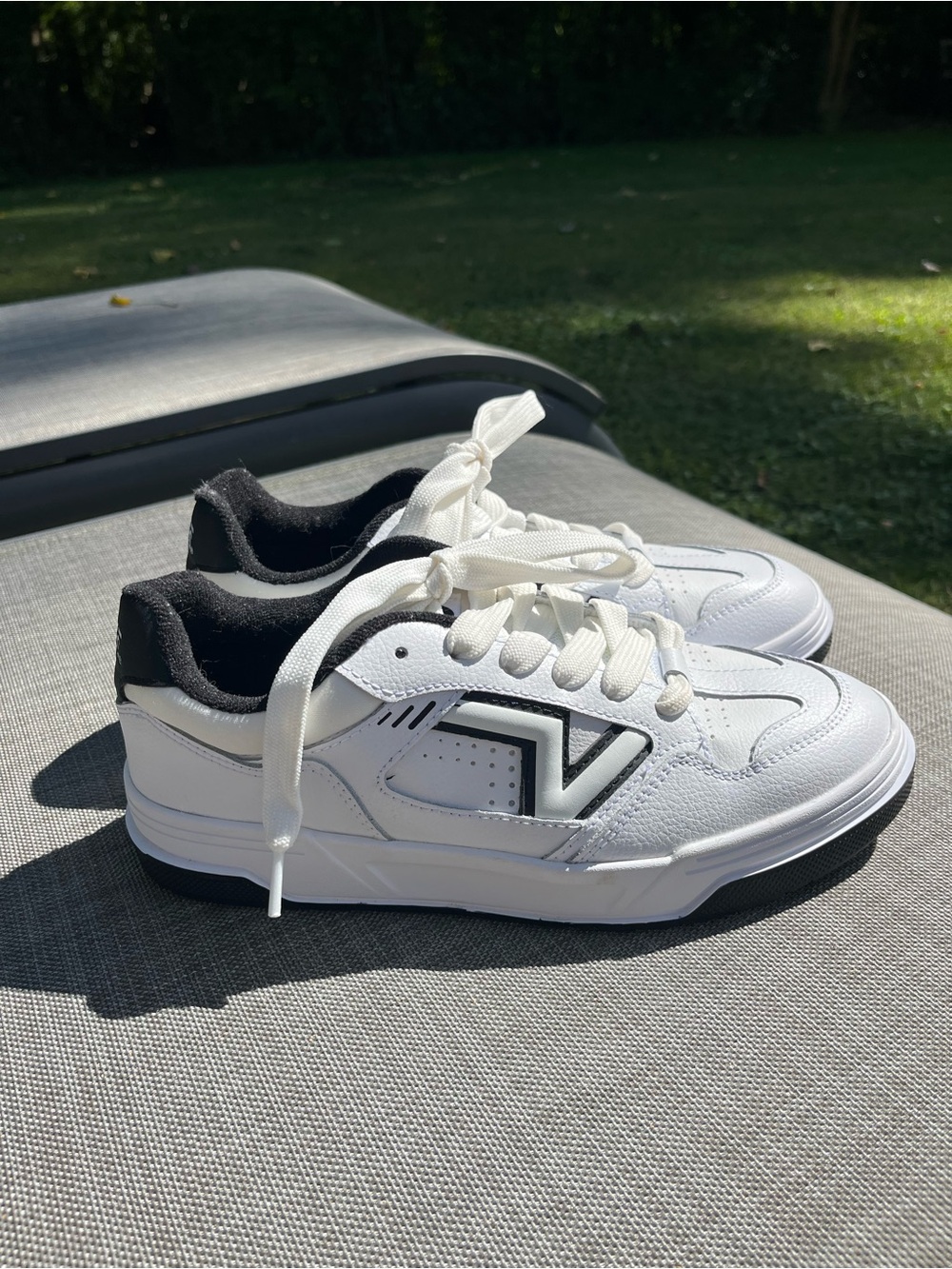 Never Worn Vans Men’s 8 White and Black Low-Top Lace-Up Sneakers